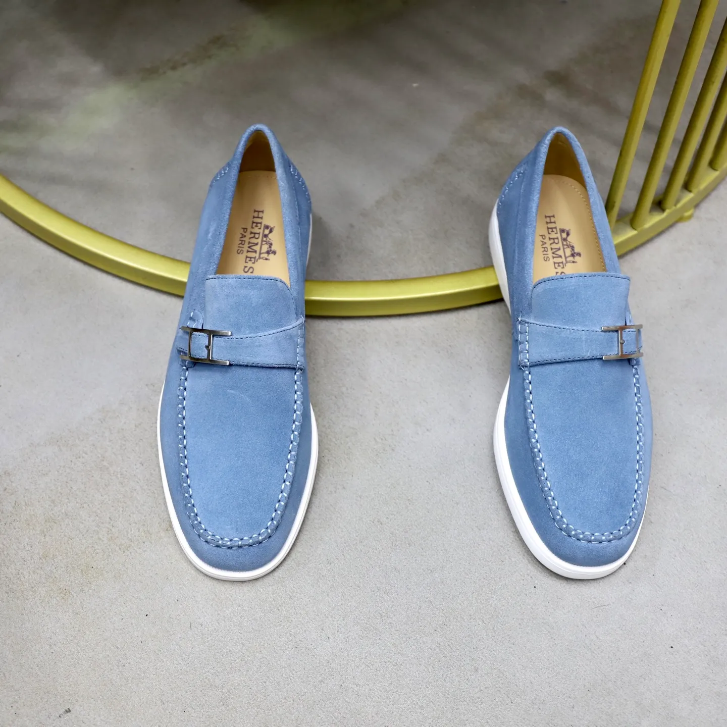 Ex-factory price: 540💰Hermès/Hermès slip-on men's shoes. This shoe is made of imported cow suede leather, with simple and smooth lines, and a 3CM rubber foam ultra-light sole combined with aerodynamic design! Youthful and fashionable, H button decoration, contrasting leather embellishment on the heel, calf lining to gently wrap your feet, with embossed logo cowhide feet, leather rock strips, casual and urban style, highlighting youthful vitality, sports and leisure version, super versatile Size number: 38-39-40-41-42-43-44 Standard leather shoe size (45 can be customized but does not support returns)